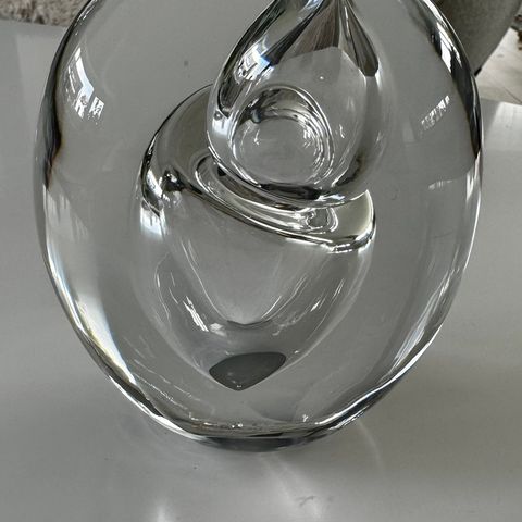 Glasskunst selges høyde 15cm vekt 2,85kg