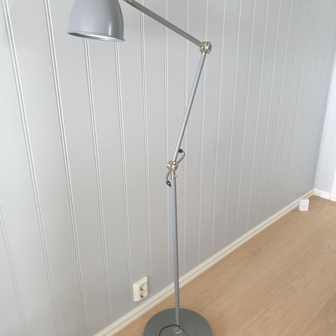 Aröd gulvlampe fra IKEA