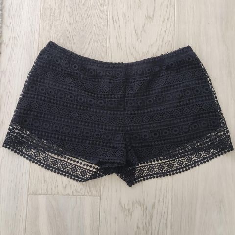 Svart shorts med blonder Medium