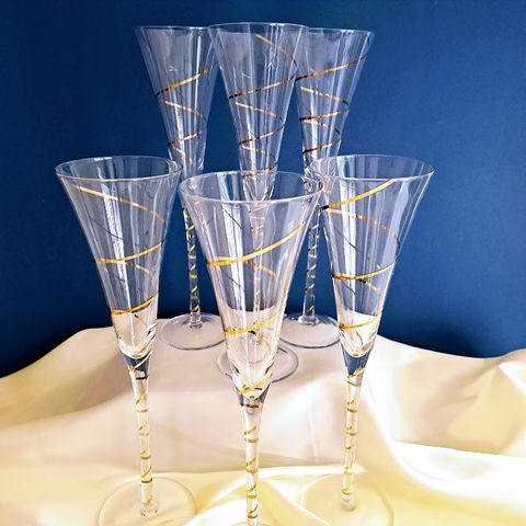 Champagne glass 23 cm høy, spiral gull trimer er på, 6stk.