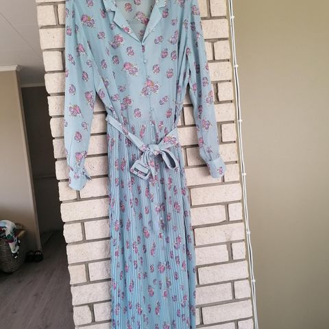 Nydelig midi lang lyseblå kjole med blomster og belte fra Levete Room