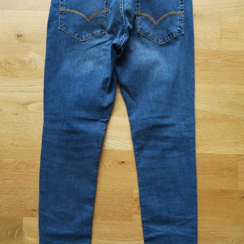 Ny jeans til gutt fra Lindex str.164 selges.