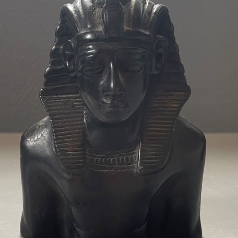 Neferhotep figur i sten