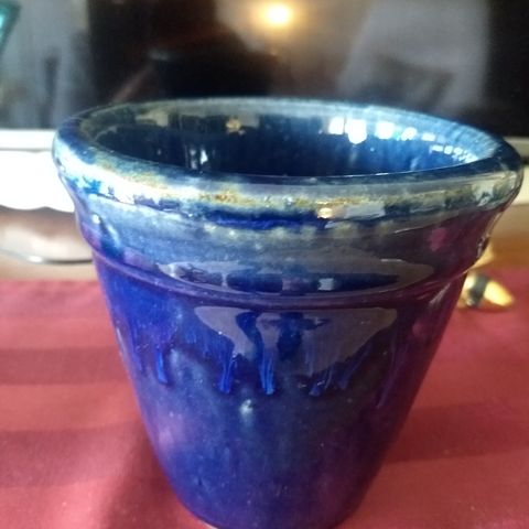 Blå vase/potteskjuler i kraftig keramikk