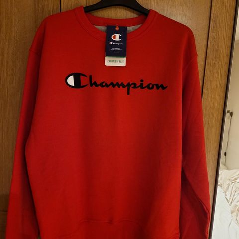 Flott, rød genser fra Champion