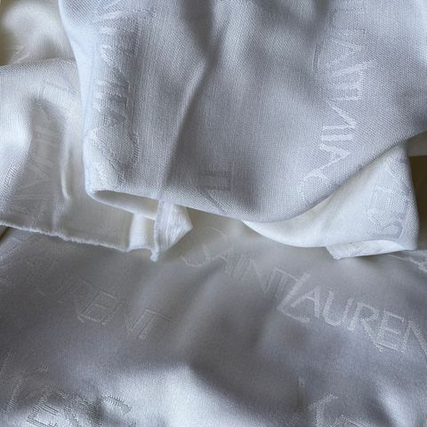 Yves Saint Laurent lekkert kritthvitt logo stoff