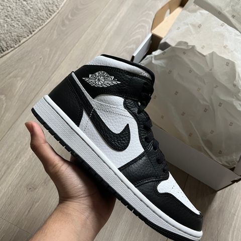 Jordan 1 mid black split