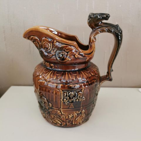 Antikk håndlaget keramikk kanne fra 1904-1928