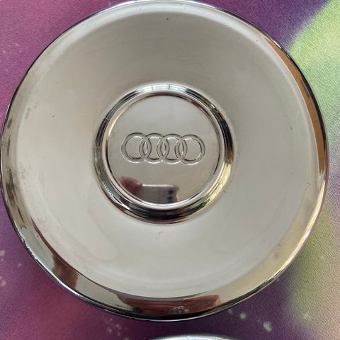 Audi  4 stk retro «dekkapsler»  i stål 70 tallet