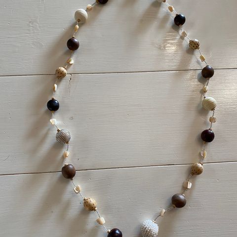 Lang halskjede med perler i tre og pyntesteiner  (lengde 56 cm)