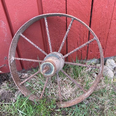 Rustent, gammelt hjul til pynt