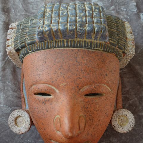 Veggmaske i terracotta