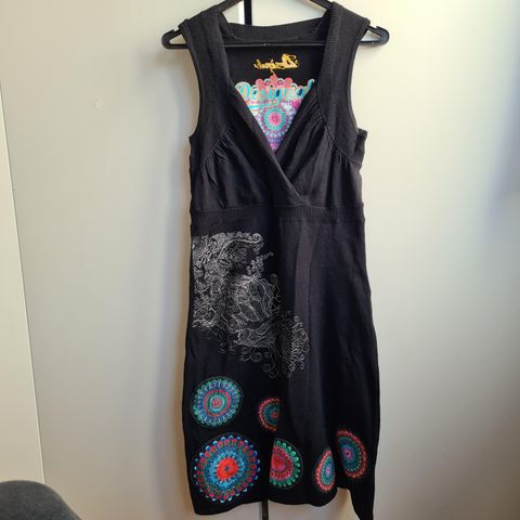 Nydelig sommer kjole fra Desigual selges. Veldig fint tilstand.