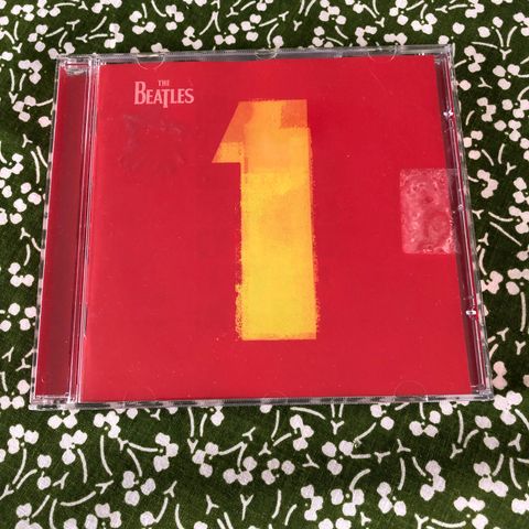 Samle CD av the Beatles, utgitt 13.11.2000 selges