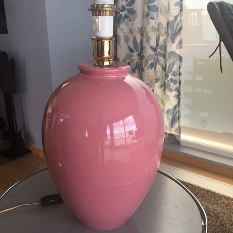 Stor rosa bordlampe fra PL Belysning