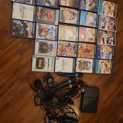 Ps2 med ps2 spill, 1 minnebrikke, to kontroller og 4 mikrofoner