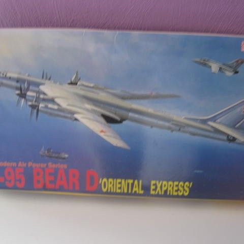 Dragon (nr 2005 (1990)) - 1/200 - Tu-95 BEAR D - komplett