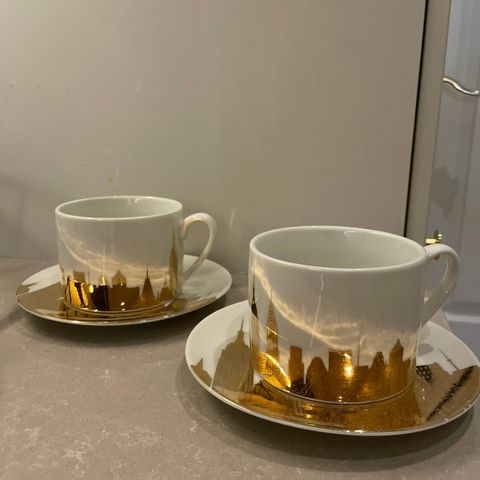 To kaffekopper med fat