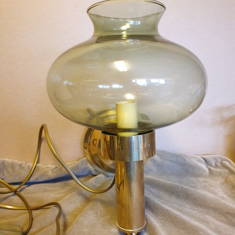 Vegglampe med stor glasskuppel i ekte norsk messing.