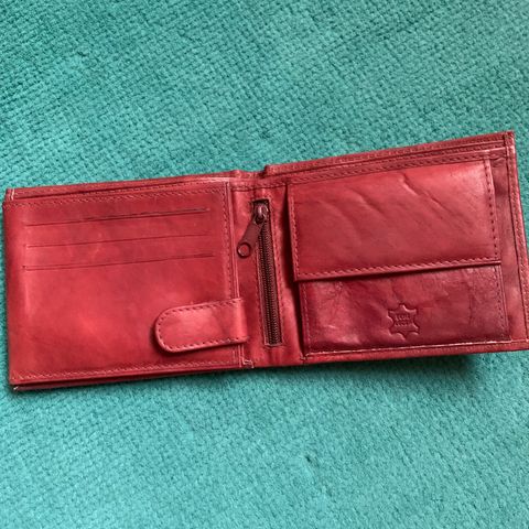 Ny skinn lommebok og kortholder selges