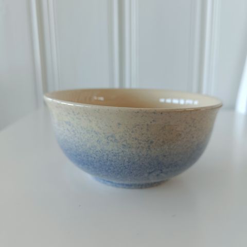 Fin keramikk bolle med signatur i lys blåfarge