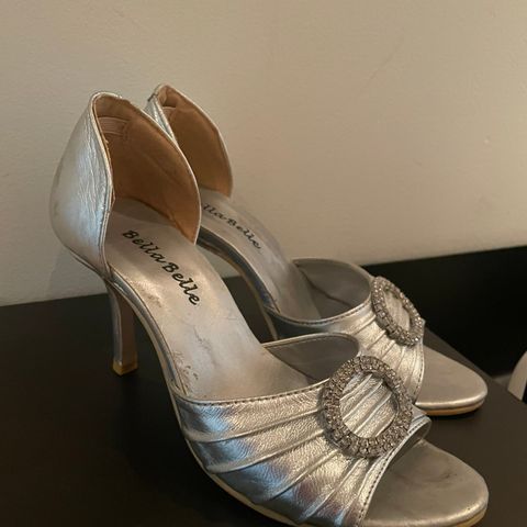 Lekre sko inspirert av Carrie Bradshaw’s Manolo Blahnik Sedaraby d'Orsay Pump