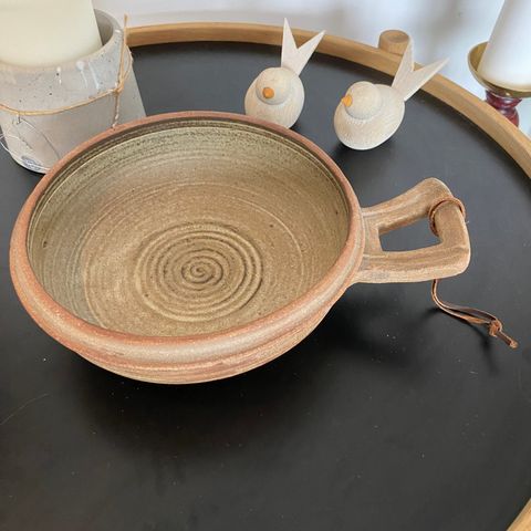Keramikkskål med skinnreim