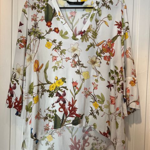 Blomstret bluse