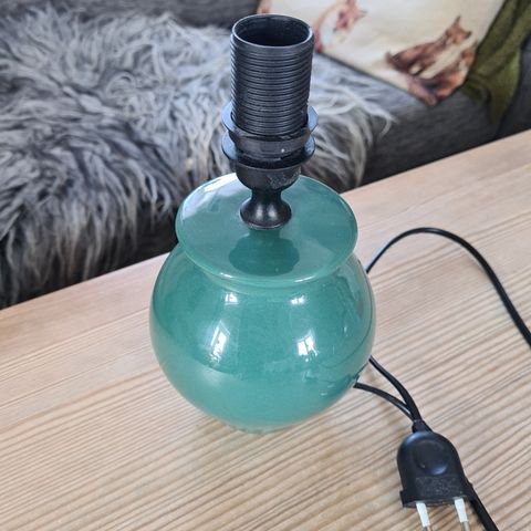 Grønn lampe i porselen