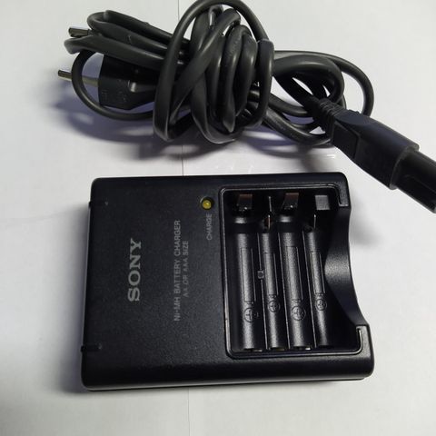 Genuine Sony BC-CS2A BC-CS2B Battery Charger Charges AA AAA Batteries Ni-MH