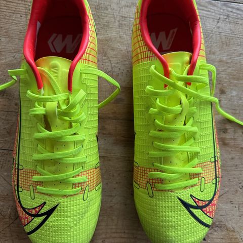 fotballsko nike mercuri STR 26 cm + leggbeskyttere