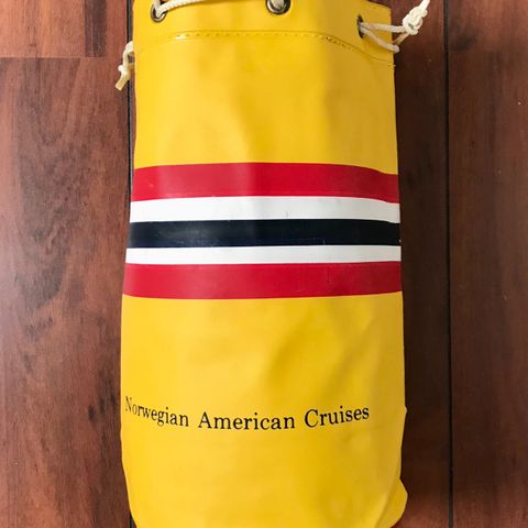 N.A.C - N.A.L. - Norwegian American Cruises - «Skorsteins bag»