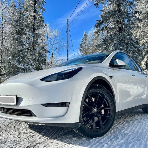 TESLA MODEL Y SEMI-SMIDDE FELGER FOR MER REKKEVIDDE. SE VEKT INFO.