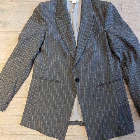 Grå blazer med nålestriper fra H&M