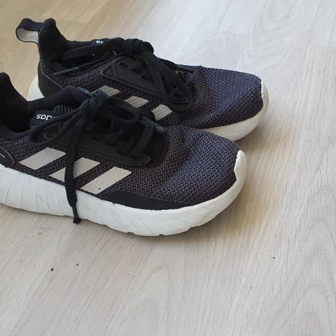 Adidas barnesko selges