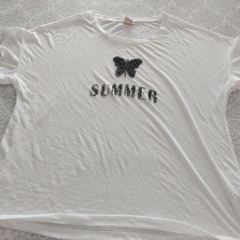 T-skjorte fra Cream hvit med en sort sommerfugl og summer