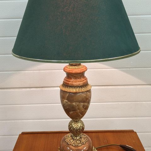 Vintage Bordlampe i messing og marmor .