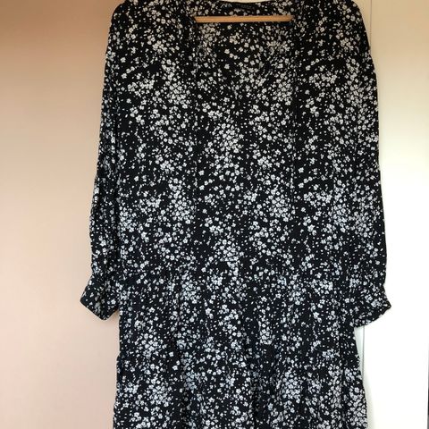 Blomstrete volangkjole fra Zara (oversized)