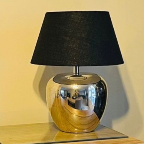 Pent brukt bordlampe med skjerm fra Kalma Interior