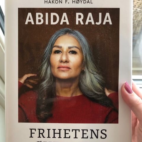 Signert bok av forfatter Abida Raja Frihetens Øyeblikk