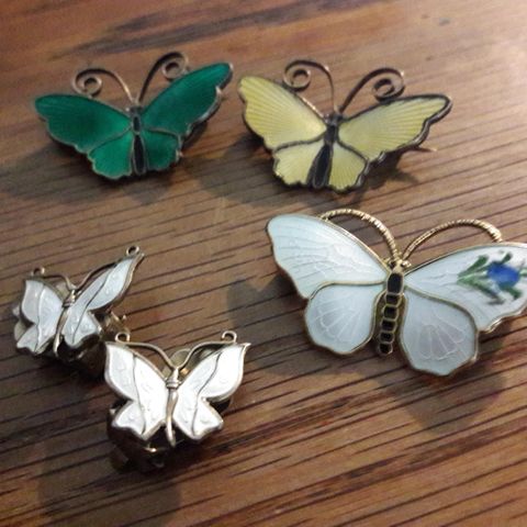 Diverse sommerfugler i sølv og emalje