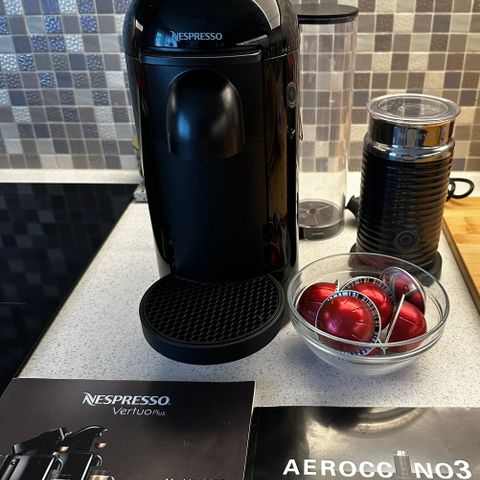 Nespresso Vertuo Plus Sort + Aeroccino 3 Melkeskummer