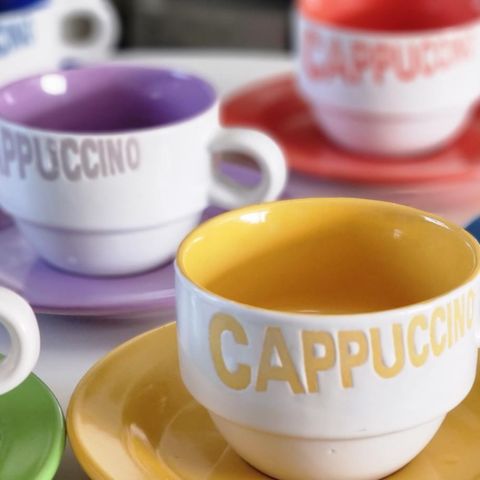 Stilig og fargerikt, cappuccino / kaffekopper