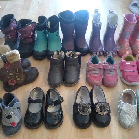 Diverse sko til barn selges.