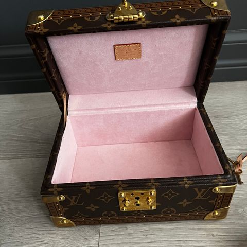 SOM NY! LOUIS VUITTON Coffret Tresor 24 Rose Ballerine smykkeskrin | Nypris 59 k