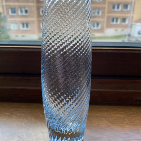 Glass vase (Guri??) selges