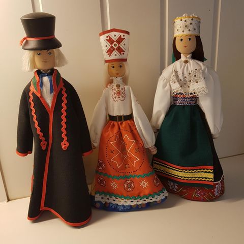 Dokker med folkedrakter fra Estland, 35 cm høye