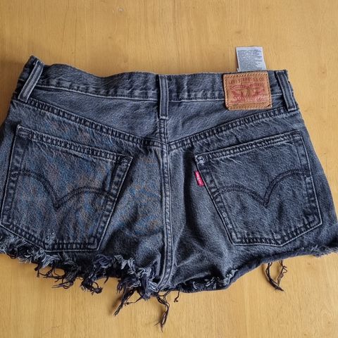 Levis shorts 501 str 28 slitt svart vask