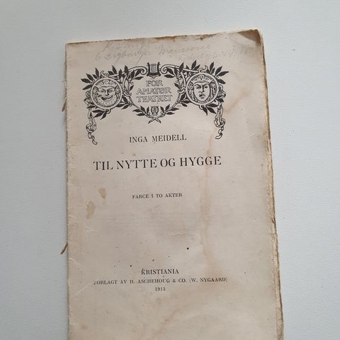 Bok. Inga Meidell.  Amatør teateret. Til nytte og hygge. Farce i to akter. 1913.