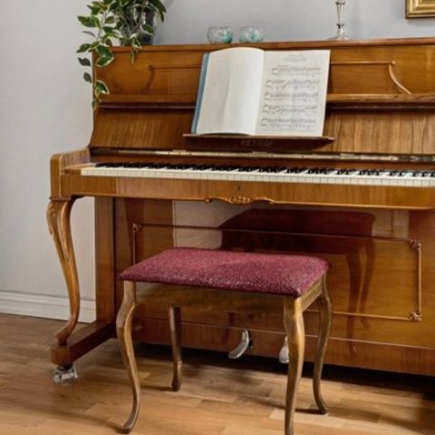 Petrof piano, Chippendale. 144 cm bredt